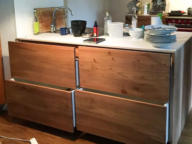 Massief houten keukenkasten met lades en spoelbak