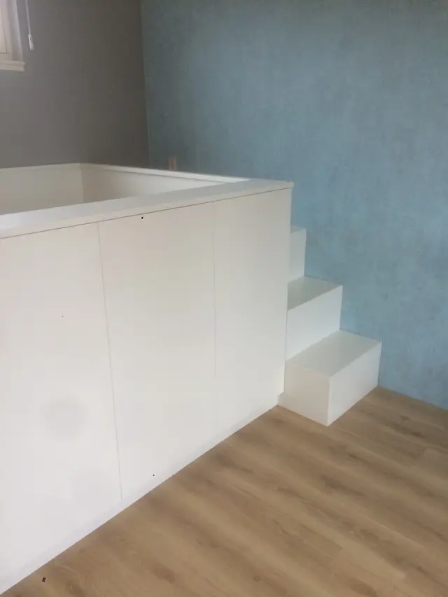 Ingebouwd bed met trapopgang in kinderkamer