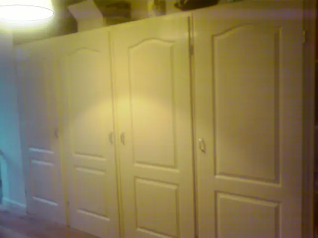 Witte inbouwkast met paneeldeuren in slaapkamer