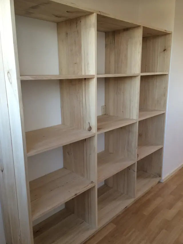 Close-up van kastanjehouten schappen boekenkast