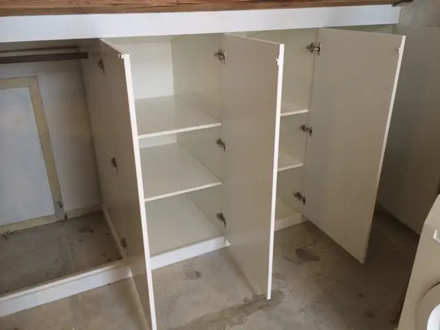 Open knieschotkast met planken en scharnieren
