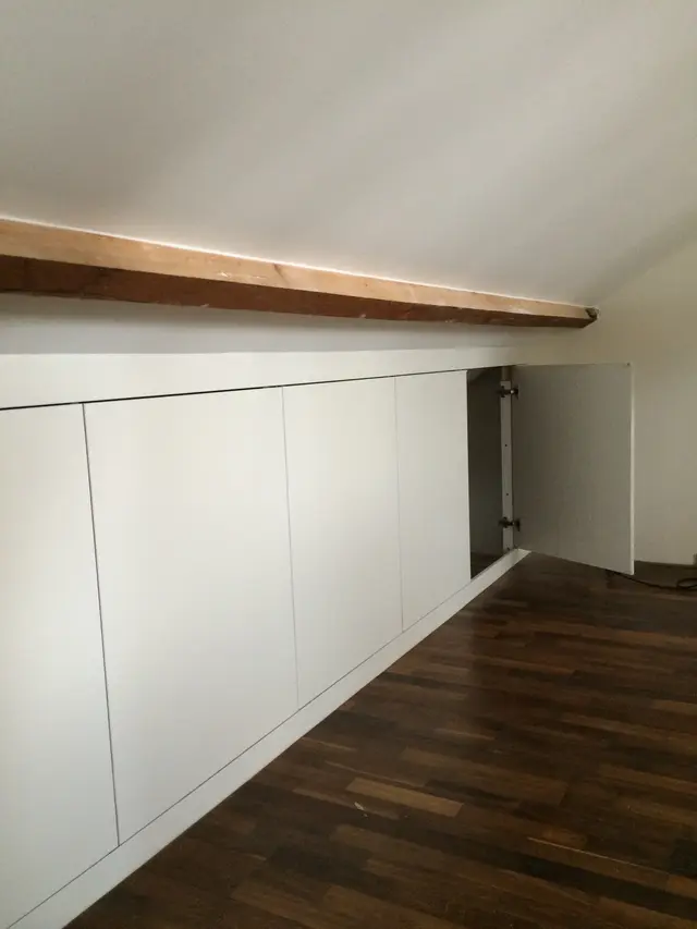 Open deur van knieschotkast met zicht op bergruimte