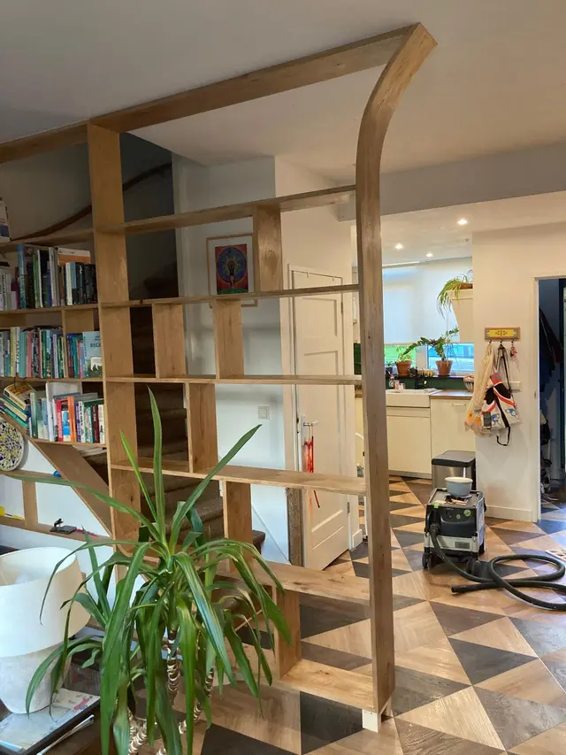 Massief eiken roomdivider met open vakken en planken