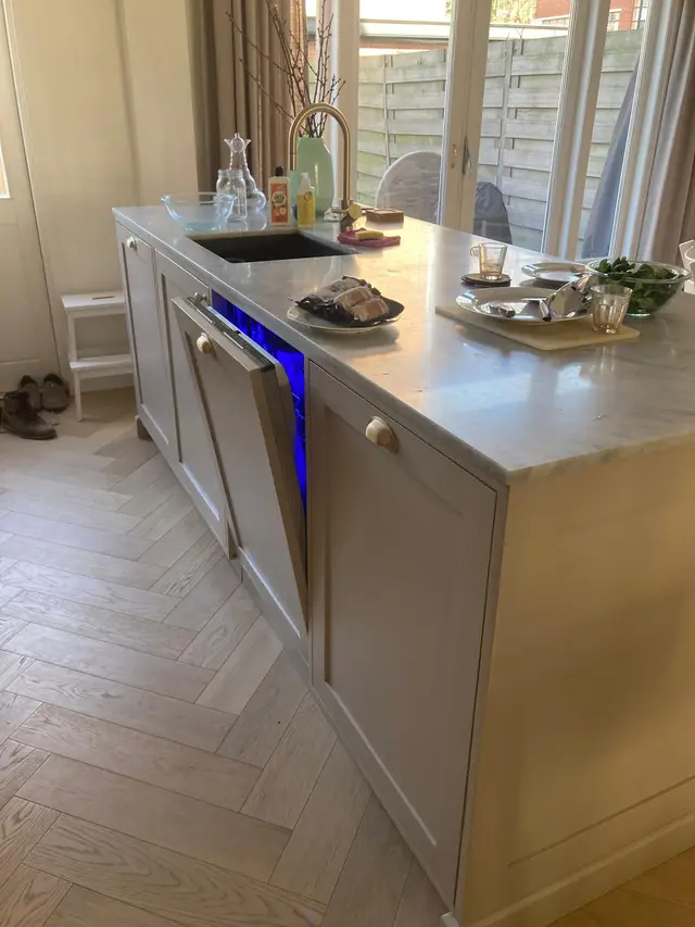 Kookeiland met marmeren blad en ingebouwde vaatwasser