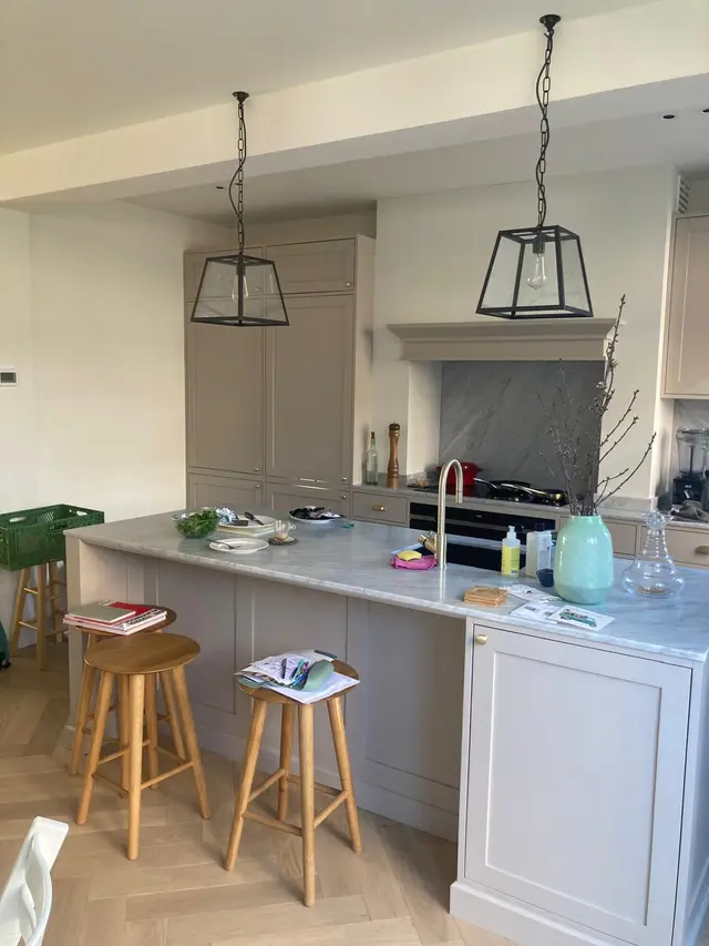 Shaker keuken met kookeiland en twee zwarte hanglampen