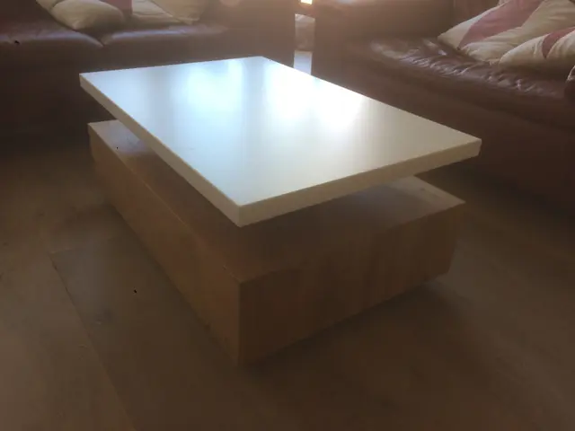 Salontafel met wit blad op eiken onderstel