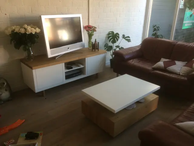 Tv-meubel en salontafel in woonkamer met bank