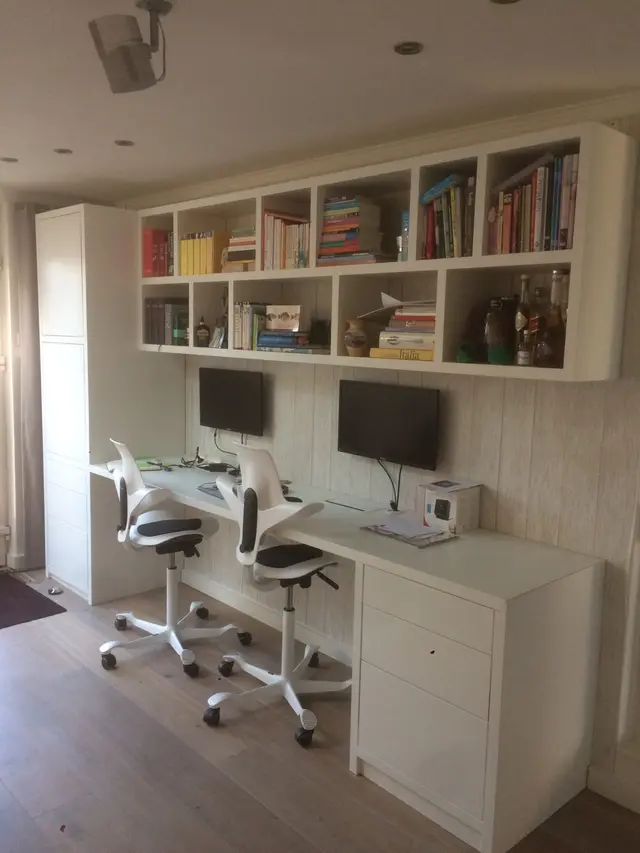 Wandkast en bureau met twee bureaustoelen