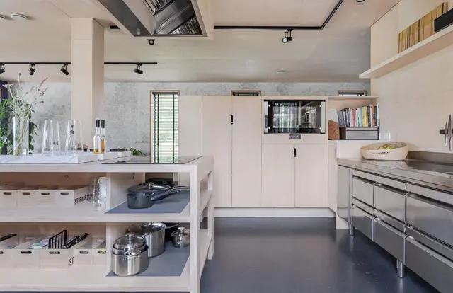 Open keuken met RVS werkblad en kookeiland