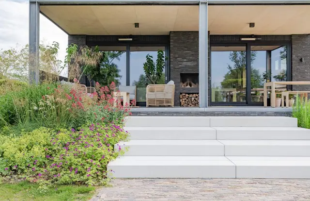 Terras met buitenhaard en houtopslag