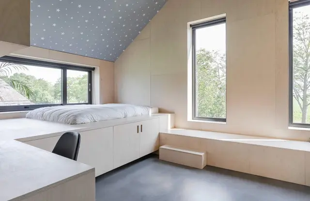 Zolderslaapkamer met sterrenhemelplafond en inbouwbed