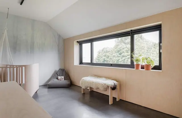 Babykamer met wieg en bosbehang