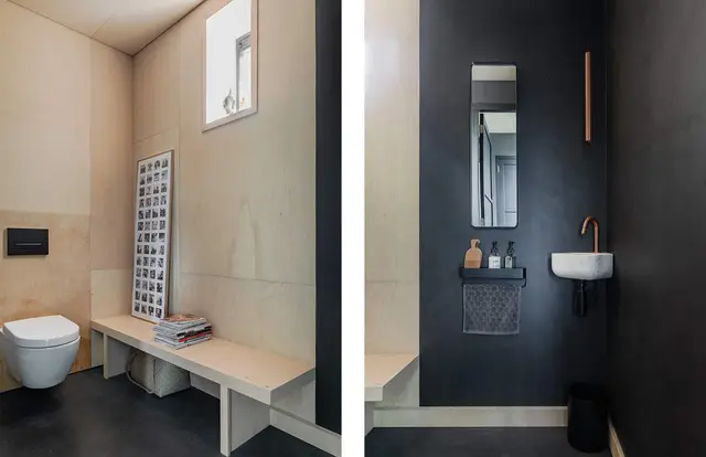 Toilet met fotocollage en zwarte wastafelnis