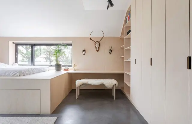 Slaapkamer en suite met hertengewei en boekenkast