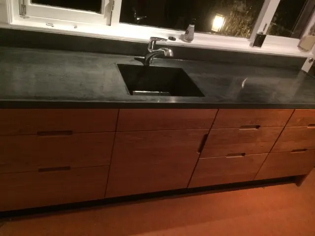 Kersenhouten keukenkasten met zwart natuurstenen blad