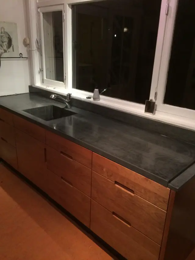 Massief kersenhouten keuken met zwart granieten blad