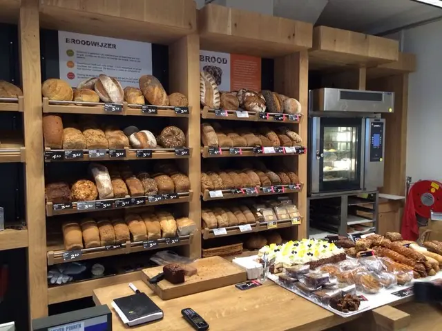 Broodschappen met houten stellingkast en oven