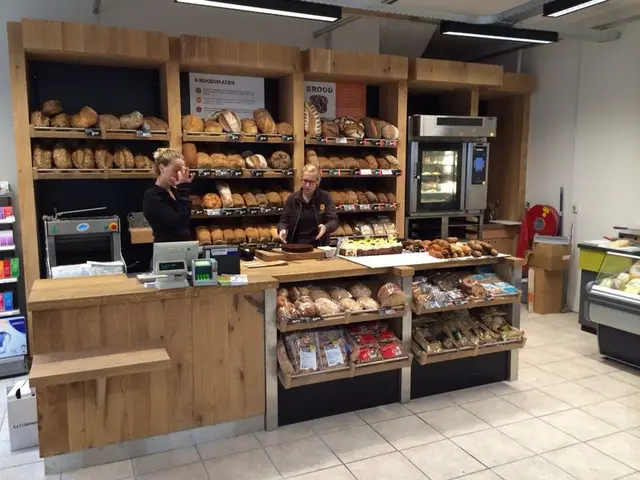 Bakkers achter houten broodpresentatie in winkel