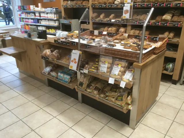 Broodkassa met vitrine en verpakt brood