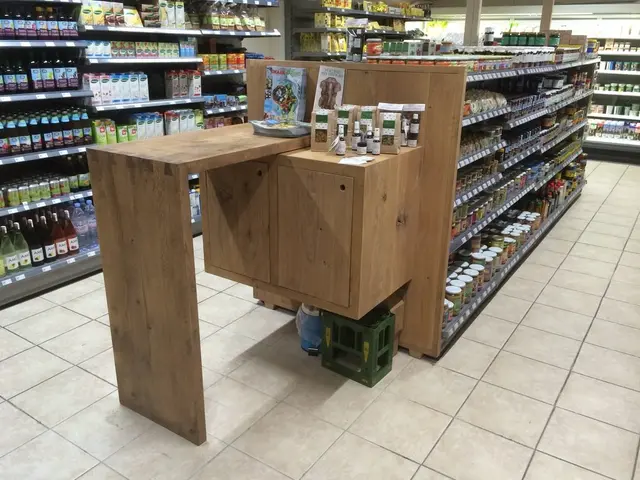 Statafel met houten kastje bij winkelschappen