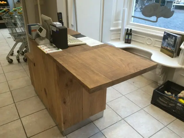 Eiken kassabalie met uitgebouwd blad in winkel