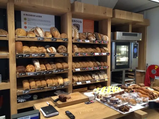 Broodschappen met prijskaartjes en oven op achtergrond