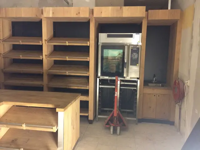 Lege houten broodstellingen met combi-oven in aanbouw