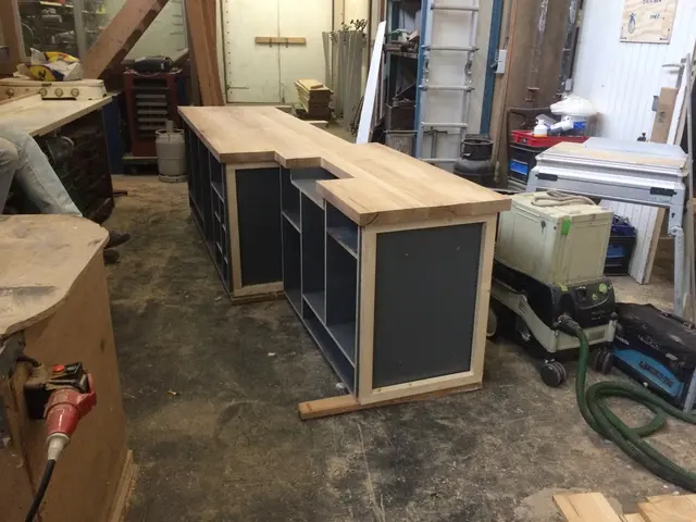 Houten toonbank in opbouw in werkplaats