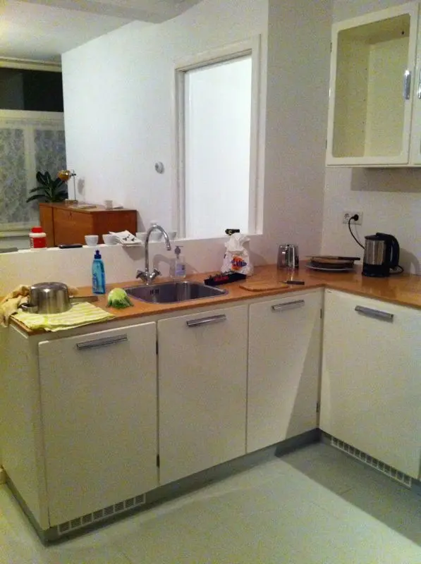 Witte jaren30-stijl keuken met aanrecht en spoelbak