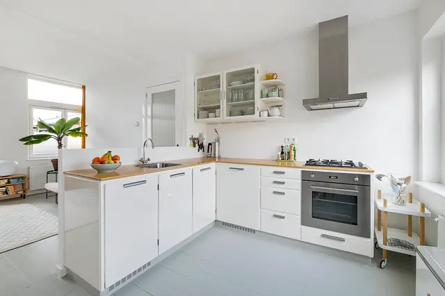Moderne witte keuken met kookeiland en RVS afzuigkap