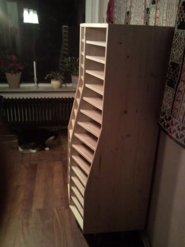 Postvakkenkast tegen houten wandpaneel, zijaanzicht