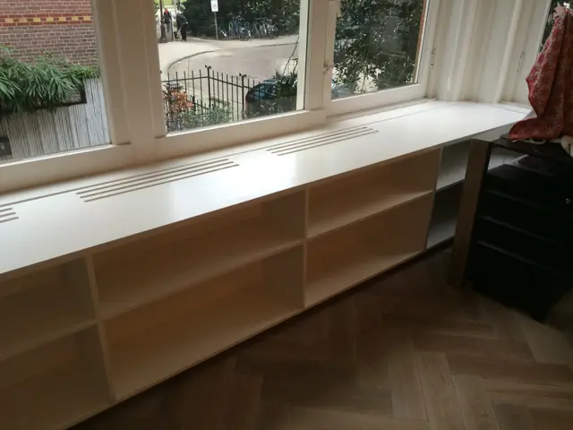 Houten radiatorombouw met visgraatvloer