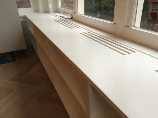 Detail van ventilatiegleuven in radiatorombouw