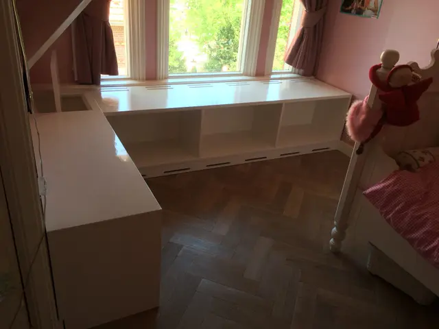 Radiatorombouw als zitbank in kinderkamer