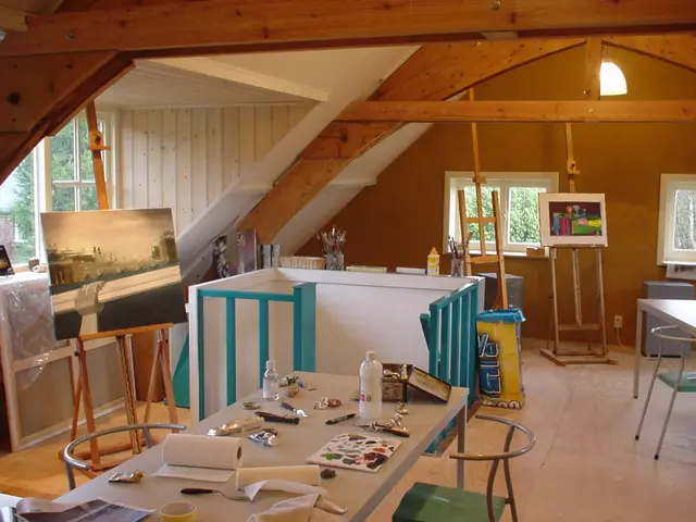 Zolderatelier met schilderijezels en houten dakconstructie