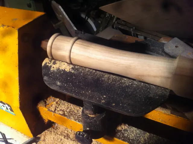 Houten kolom in bewerking op draaibank