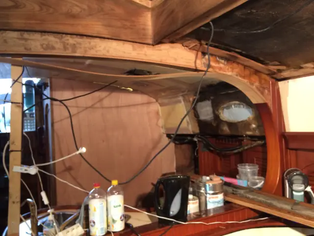 Kajuit in renovatie met kale wanden en bekabeling