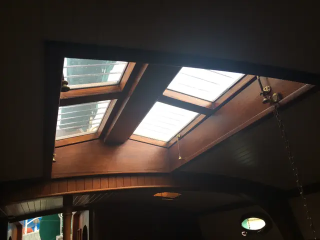 Open scheepsluiken in teakhouten kajuitdak