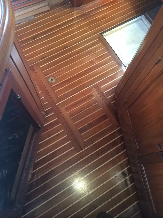 Teakhouten scheepsvloer met luik