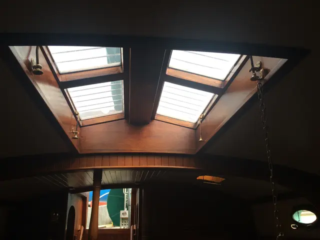 Open scheepsluiken in teakhouten kajuitdak