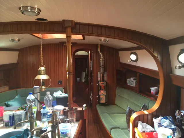 Salon met groene bekleding en teakhouten kolom
