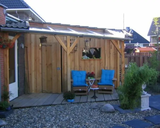 Tuinhuis met veranda, zitje en lichtkoepels in dakrand