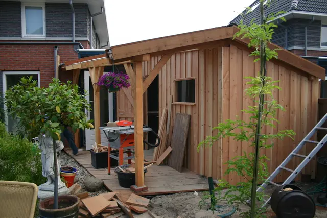 Tuinhuis in aanbouw met cirkelzaagtafel op terras