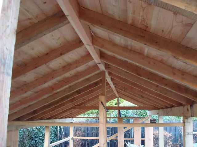 Houten spantconstructie onder pannendak in aanbouw