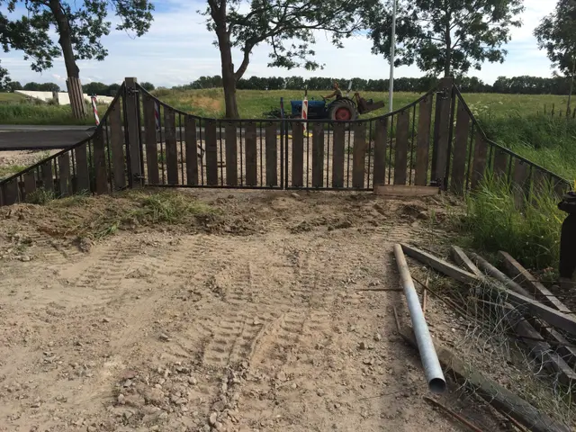 Smeedijzeren poort met houten latten, ander aanzicht