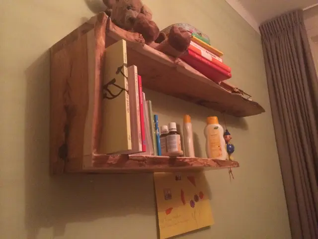 Close-up van taxushouten wandschap met boeken en verzorgingsproducten