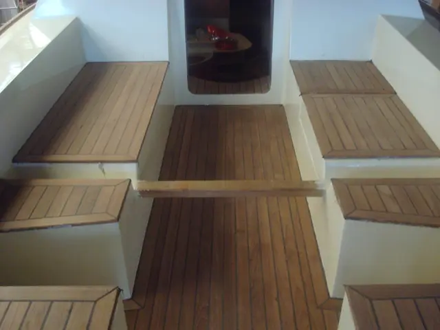 Afgewerkte teakhouten kuipbekleding in zeilboot