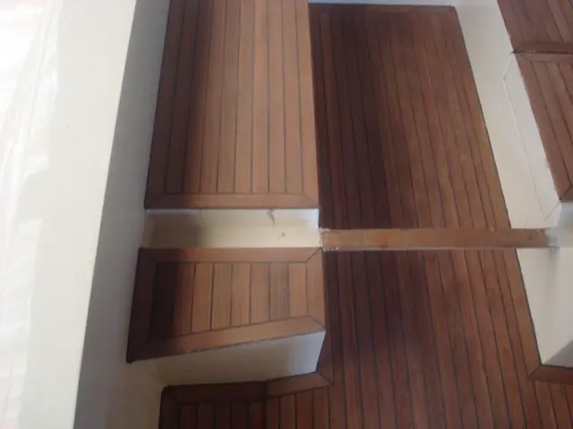 Teakhouten vlonderdelen in kuip van boot