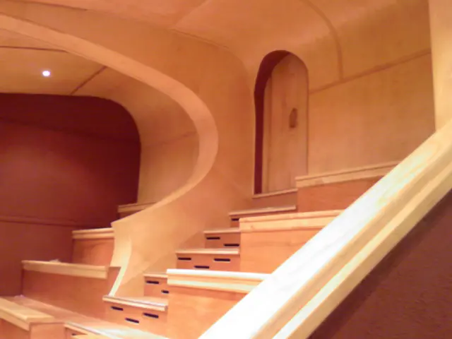 Houten trap met leuning en deurtje in theaterinterieur