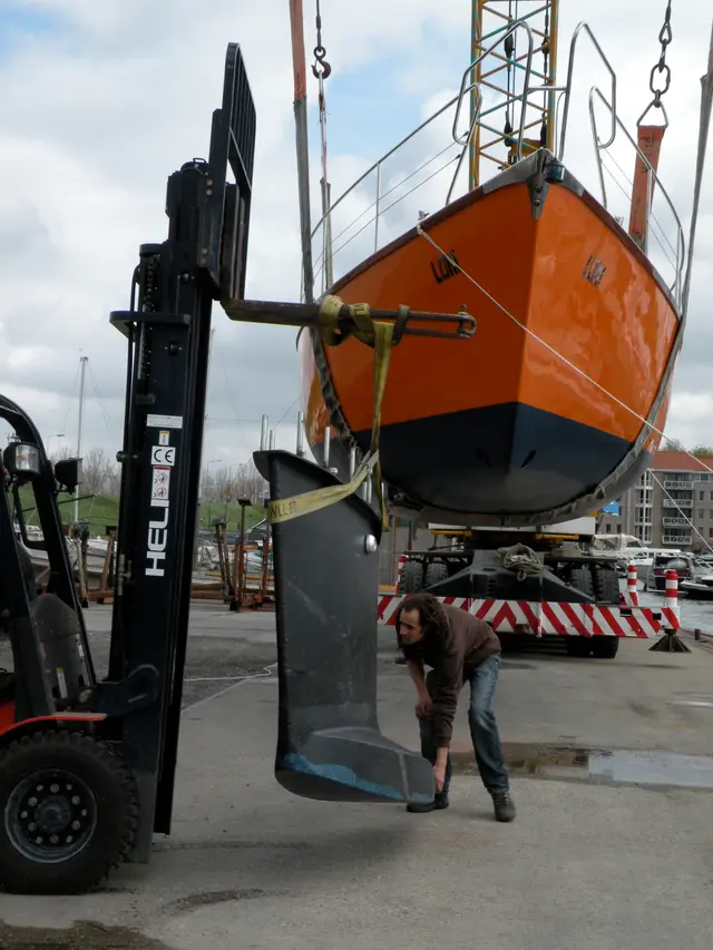 Kiel van zeiljacht op vorkheftruck bij te water lating
